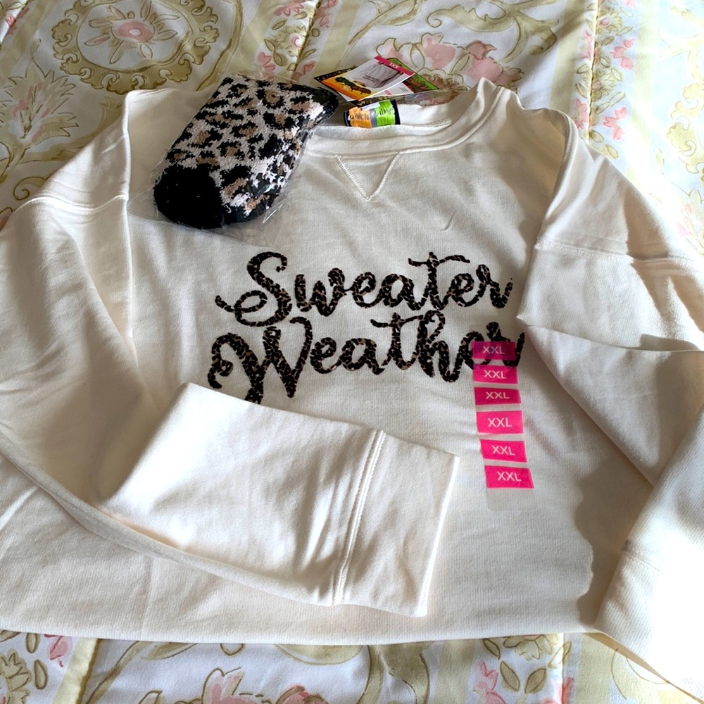 NWT Sweatshirt with matching socks XXL